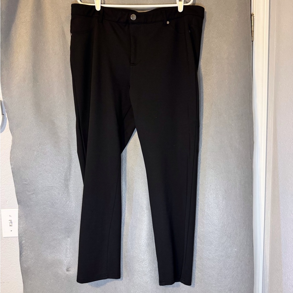 Avenue Black Dress Pants Straight Leg. Excellent Condition.
